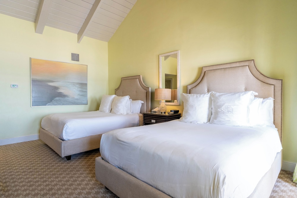 Superior, 1 King or 2 Queen Beds, Ocean Front