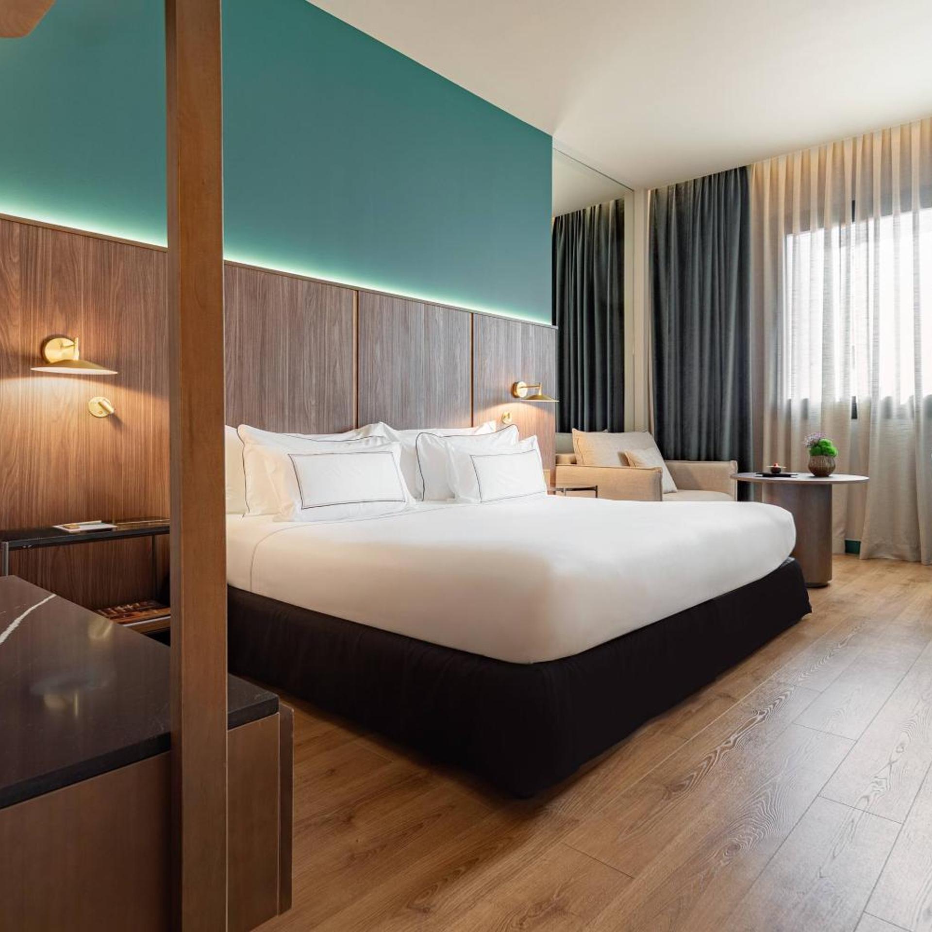 The Level, Business, Suite, Lounge Access