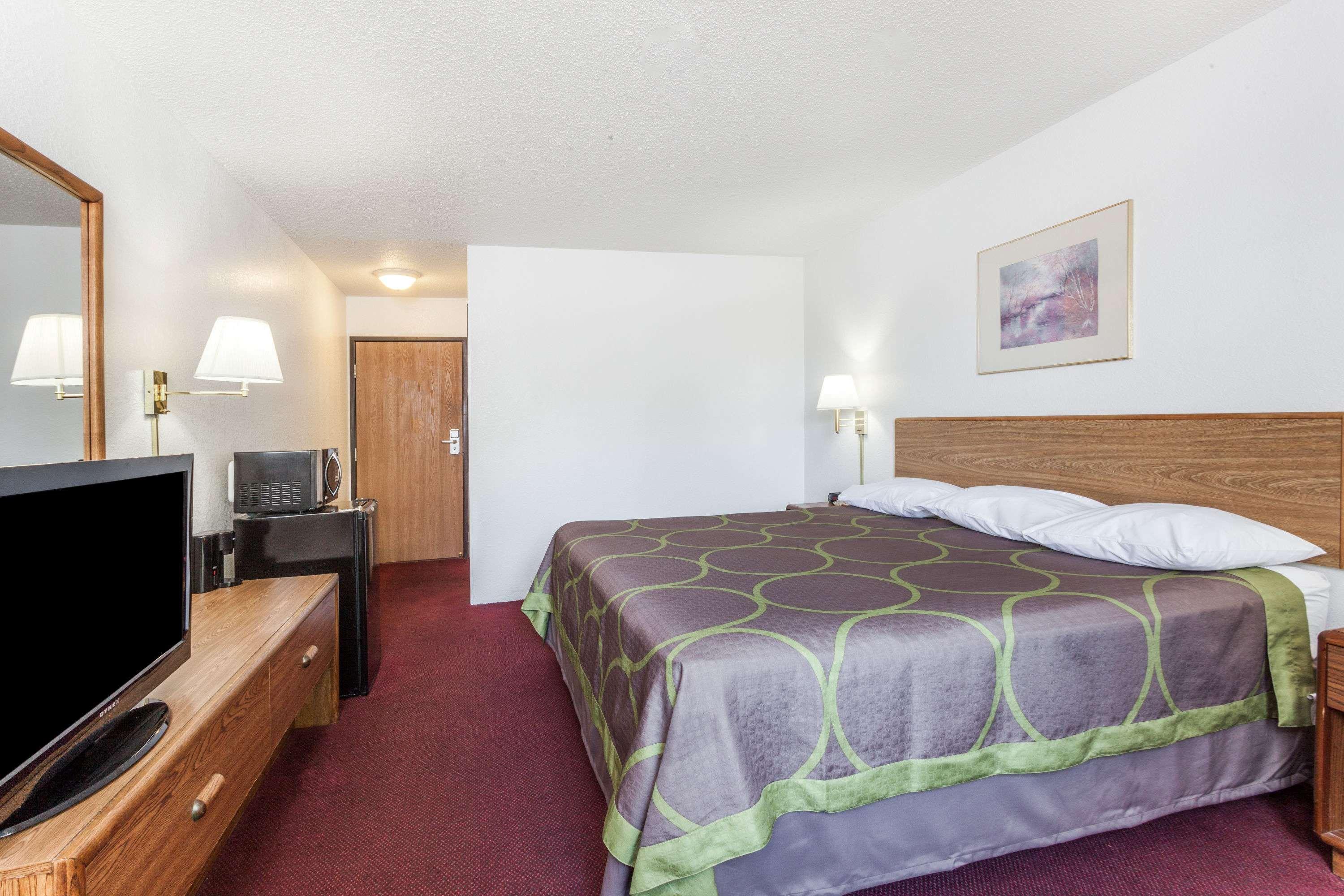 Super 8 by Wyndham Winchester VA 12/16