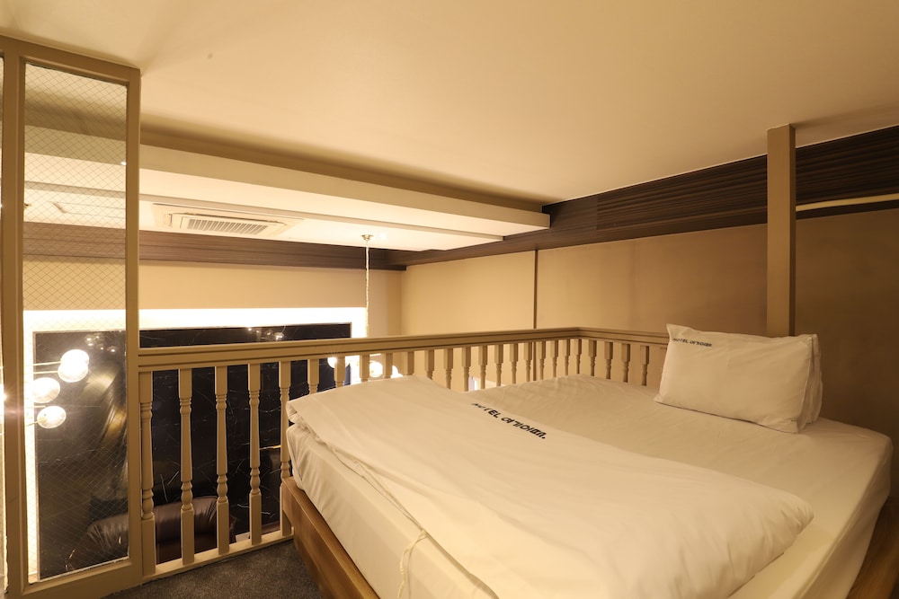 Piano Hotel 16/65