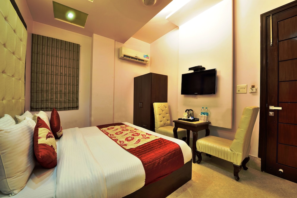 Hotel Taksh Inn 8/16