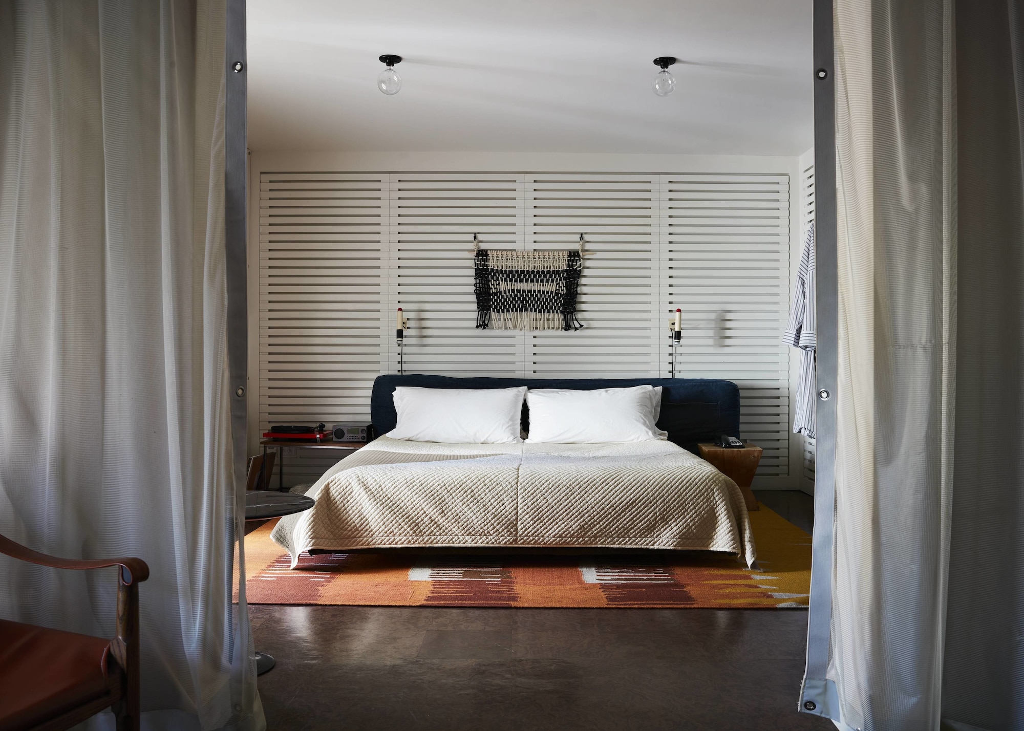 SUPERIOR, SUITE, KING BED, ON THE SIDE