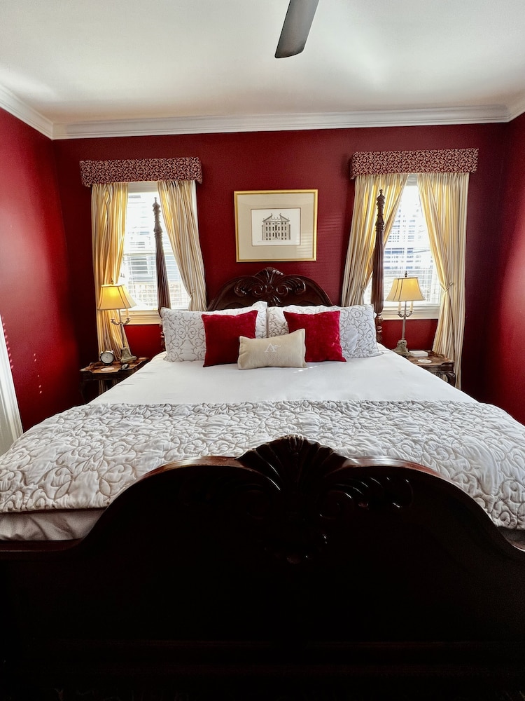 BURGUNDY, SUITE