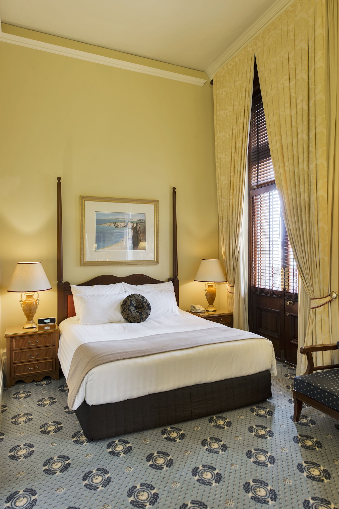 DELUXE, KING BED