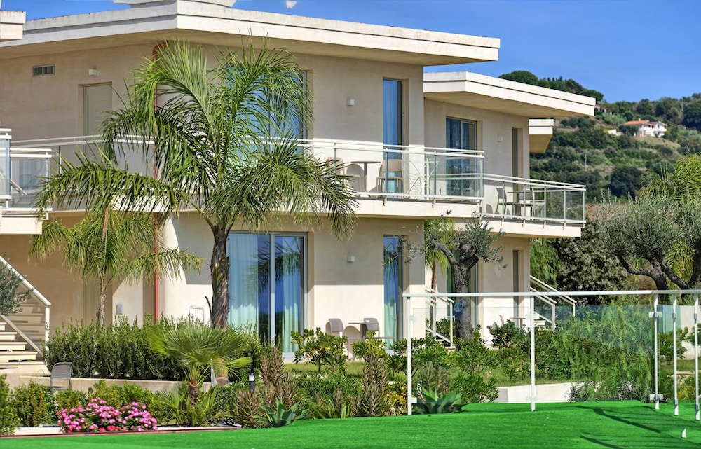 Blue Bay Resort 2/72