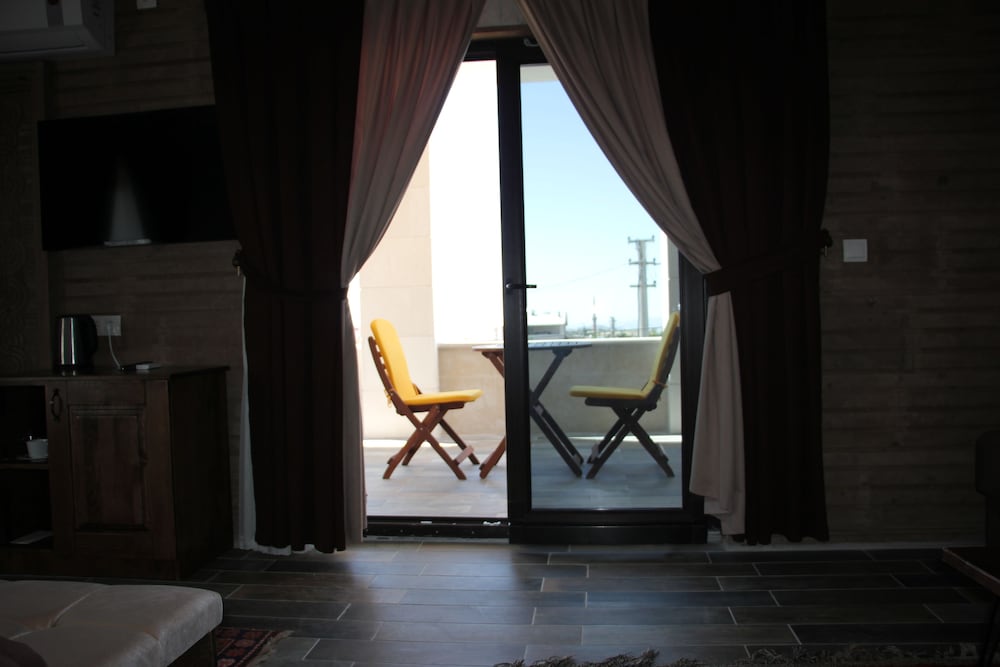 El Nazar Stone Suite 31/50