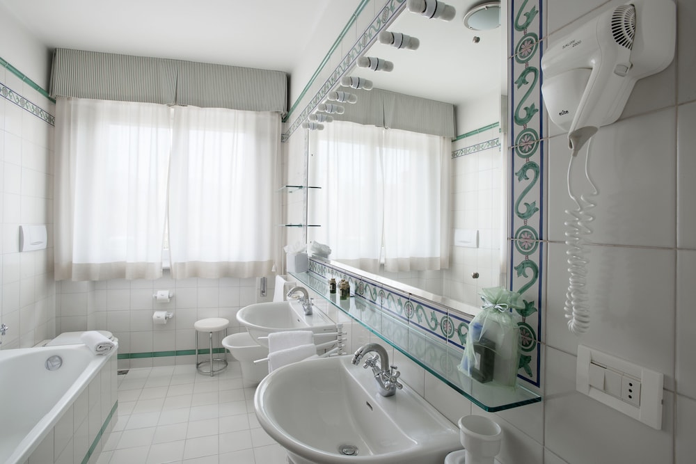 Hermitage Hotel And Resort 17/79