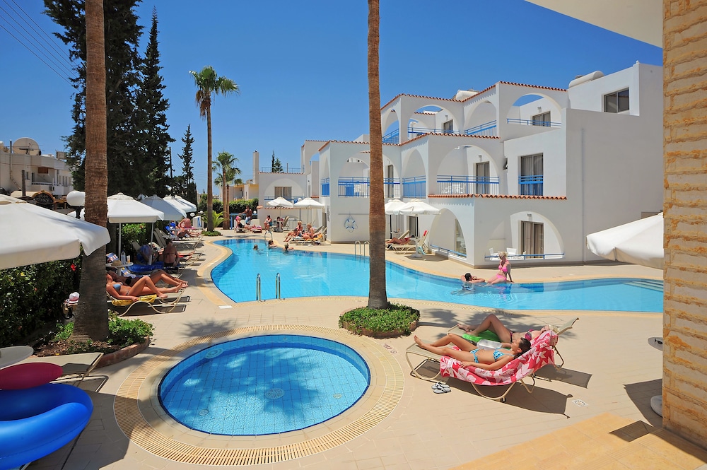 Petrosana Hotel Apartments 34/36