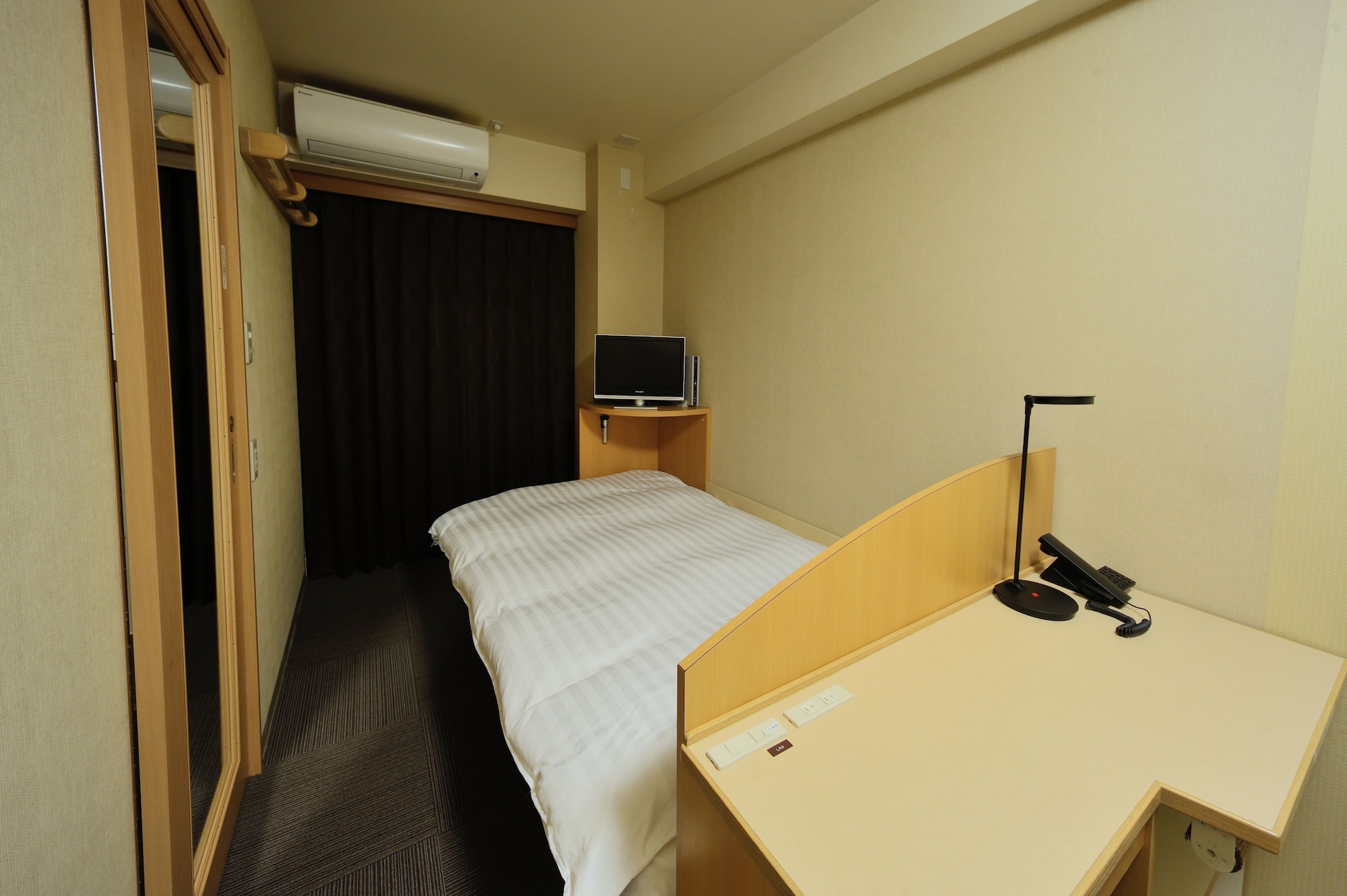 SEMI ROOM, SEMI DOUBLE BED