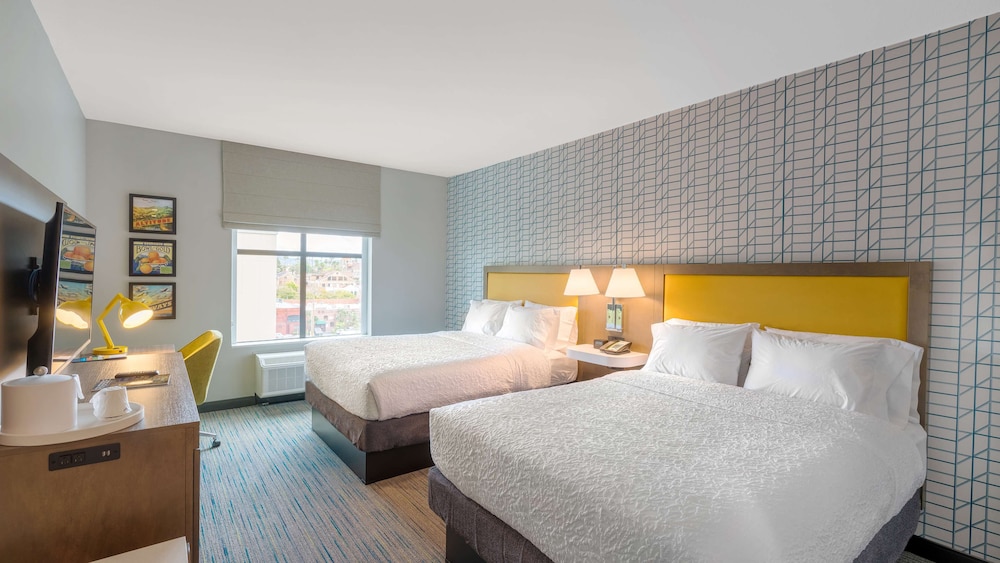Sandard, 2 Queen Beds, Accessible، Hampton Inn Riverside Downtown Ca 3/6