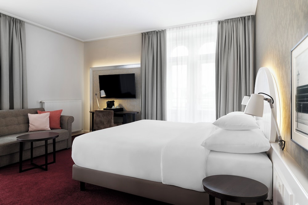 DELUXE, KING BED