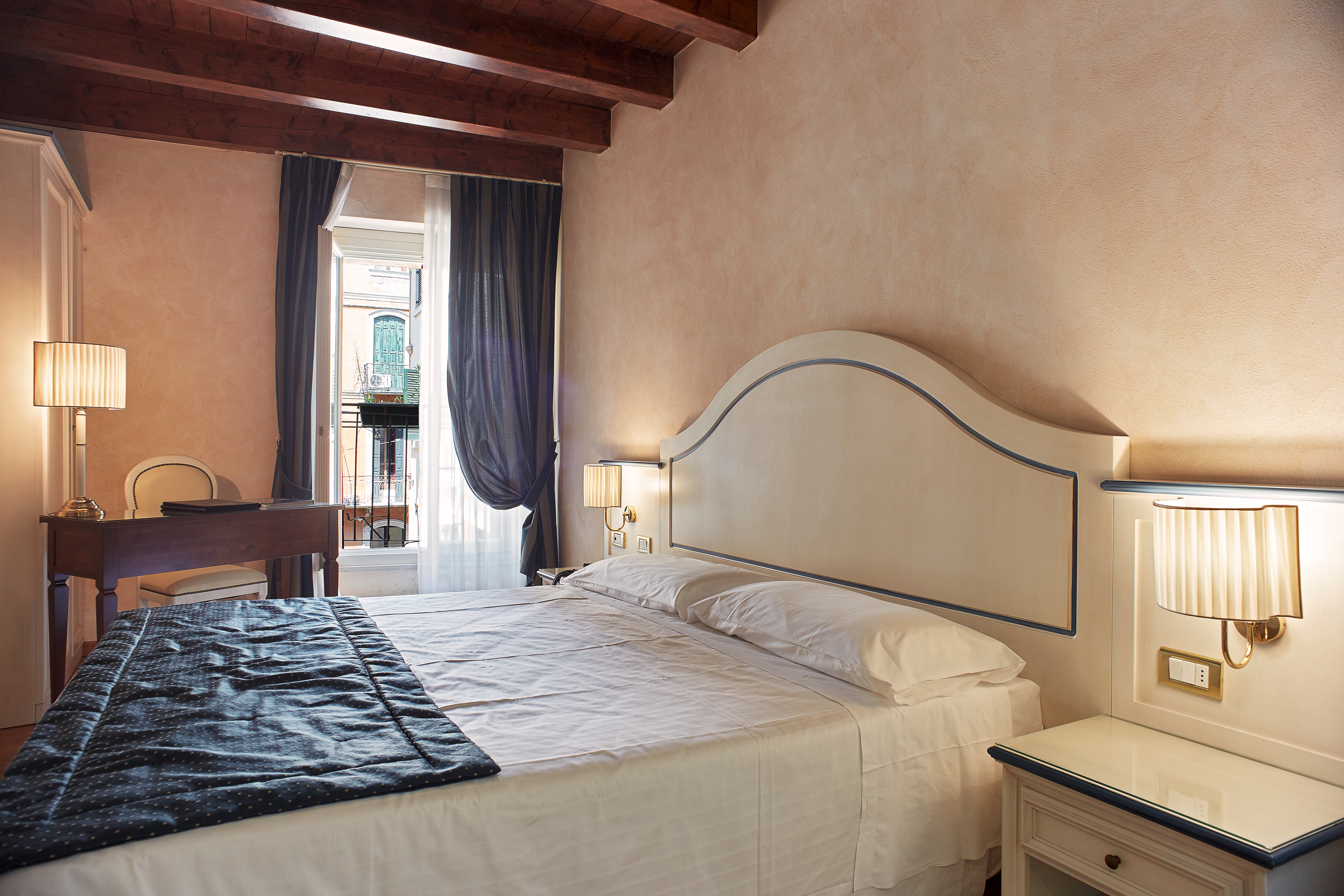 ROOM, DOUBLE BED