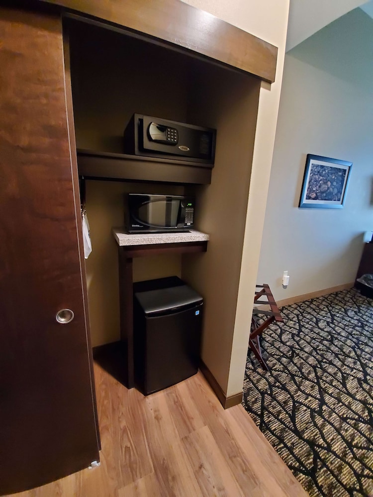 Best Western Plus Lakeview Hotel 16/48