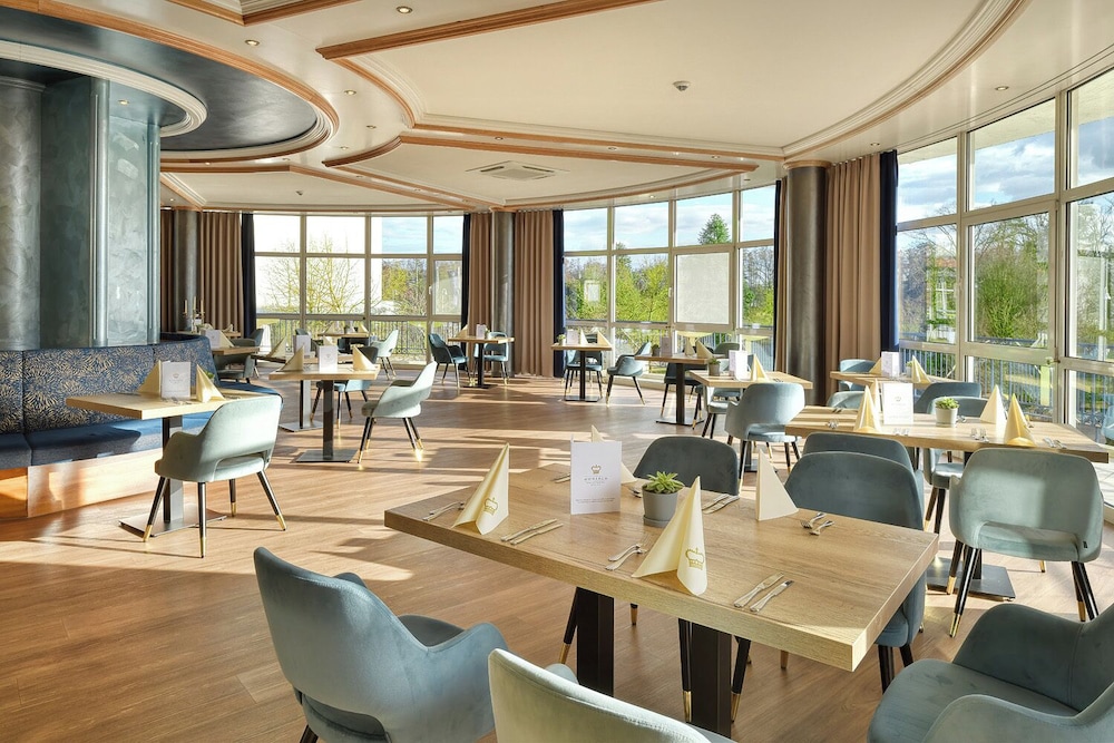 Monarch Hotel 45/68