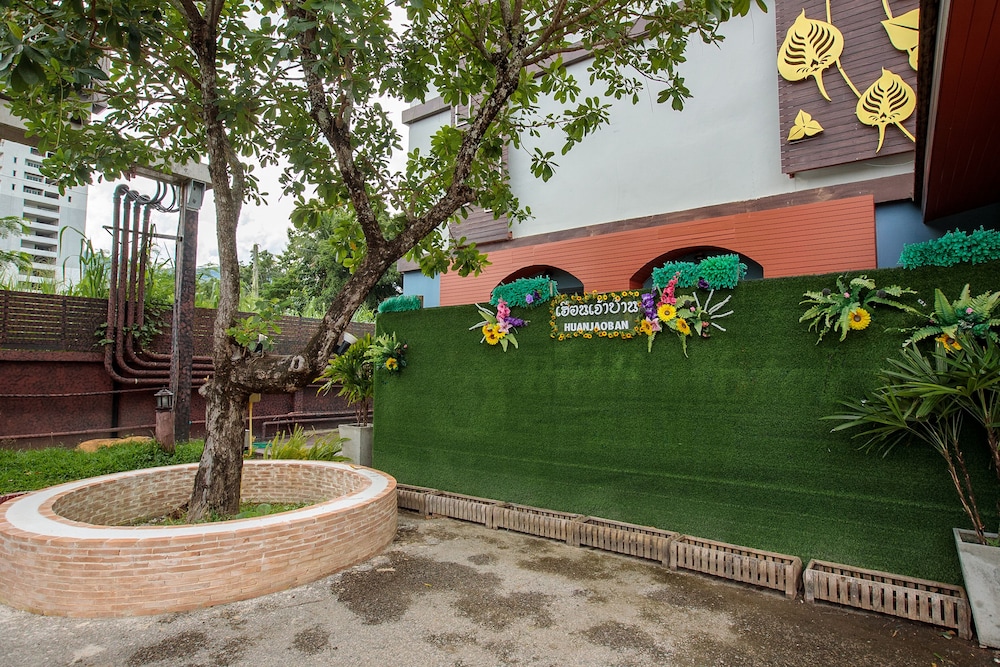 Huen Jao Ban Hotel 66/69