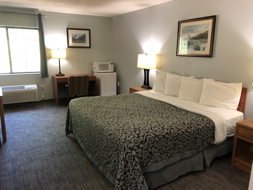 Days Inn By Wyndham Iron Mountain 15/36