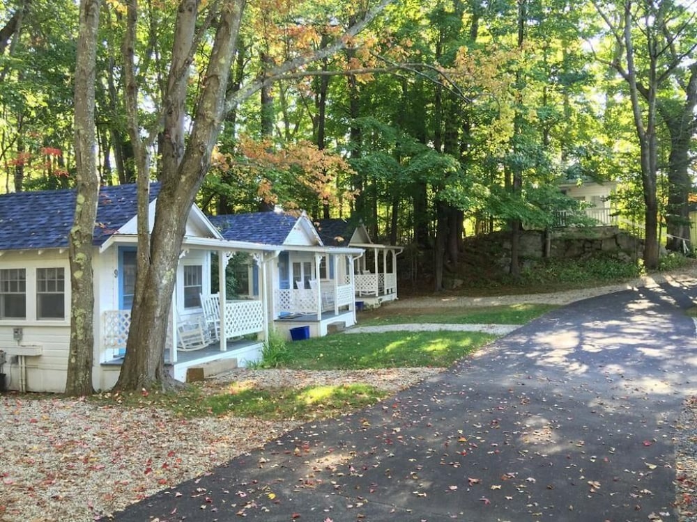 2 River Road Inn & Cottages 40/50