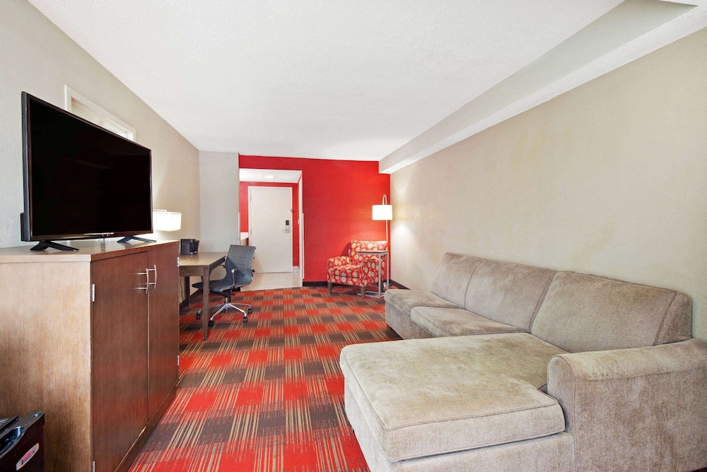 La Quinta Inn & Suites by Wyndham DC Metro Capital Beltway 37/55