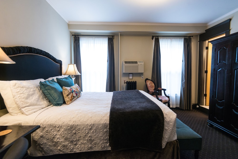 Columbia, Queen Bed