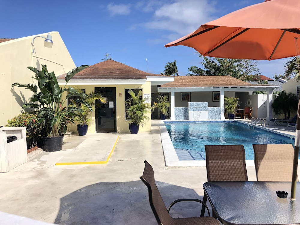 THE COLONY CLUB INN AND SUITES 10/55