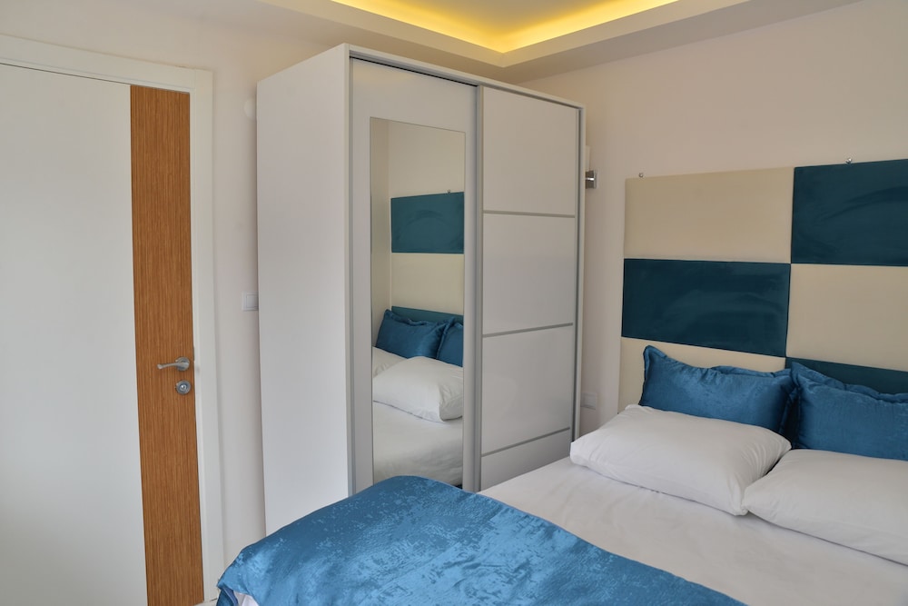 Deep Hotel 14/34