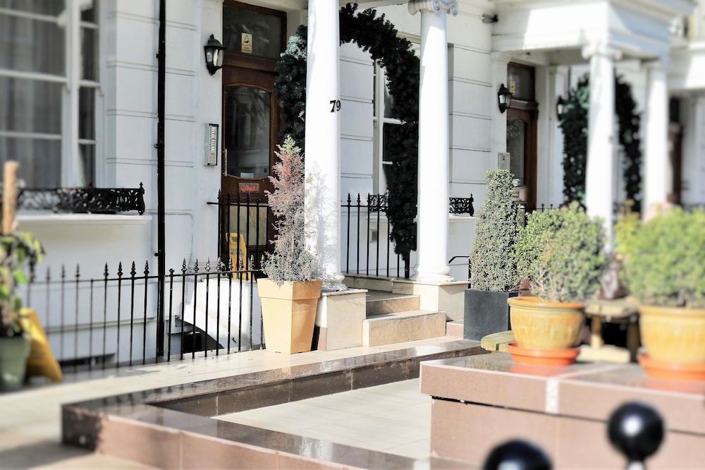 IMPERIAL COURT STUDIOS 3/42