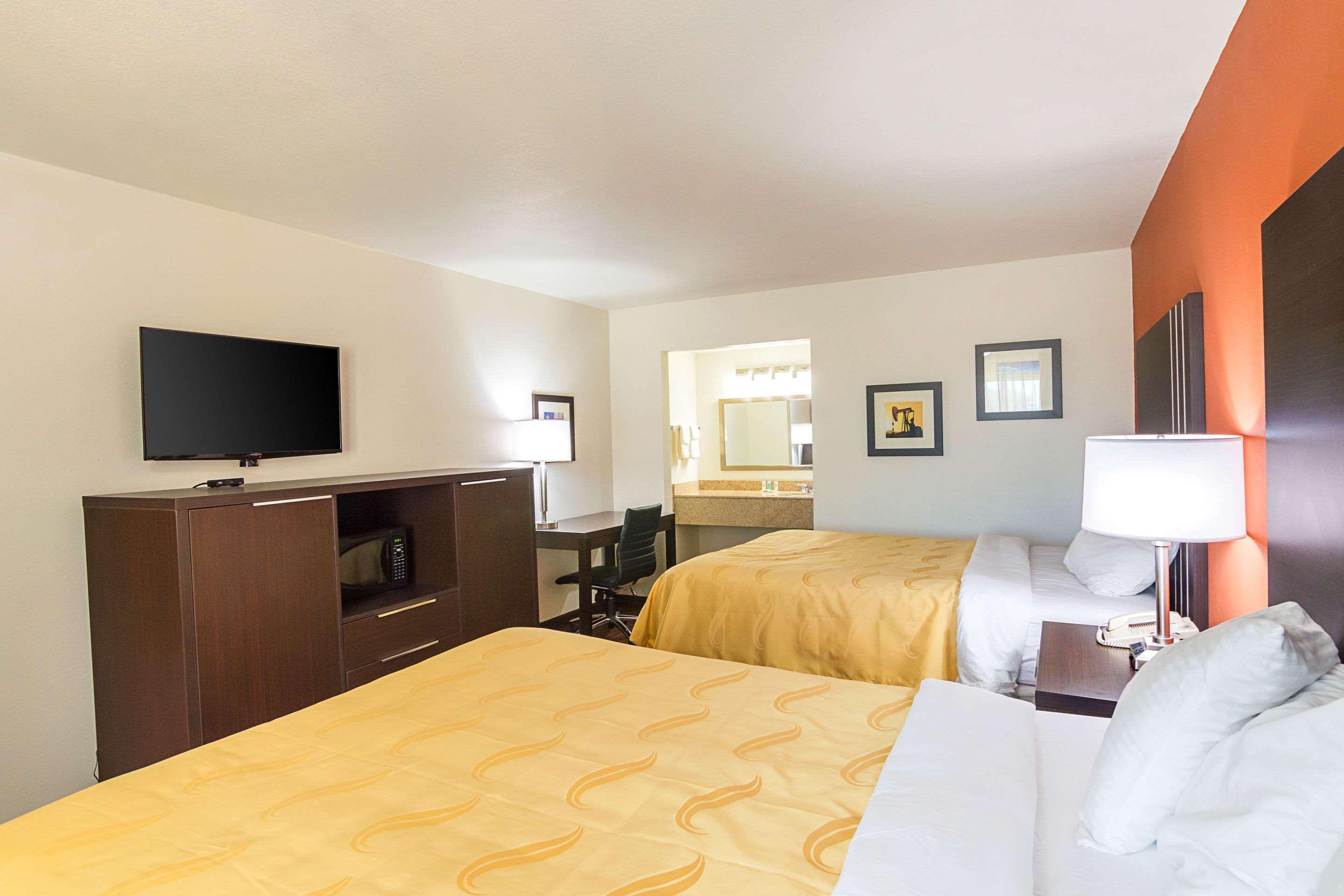 EFFICIENCY, 2 QUEEN BEDS