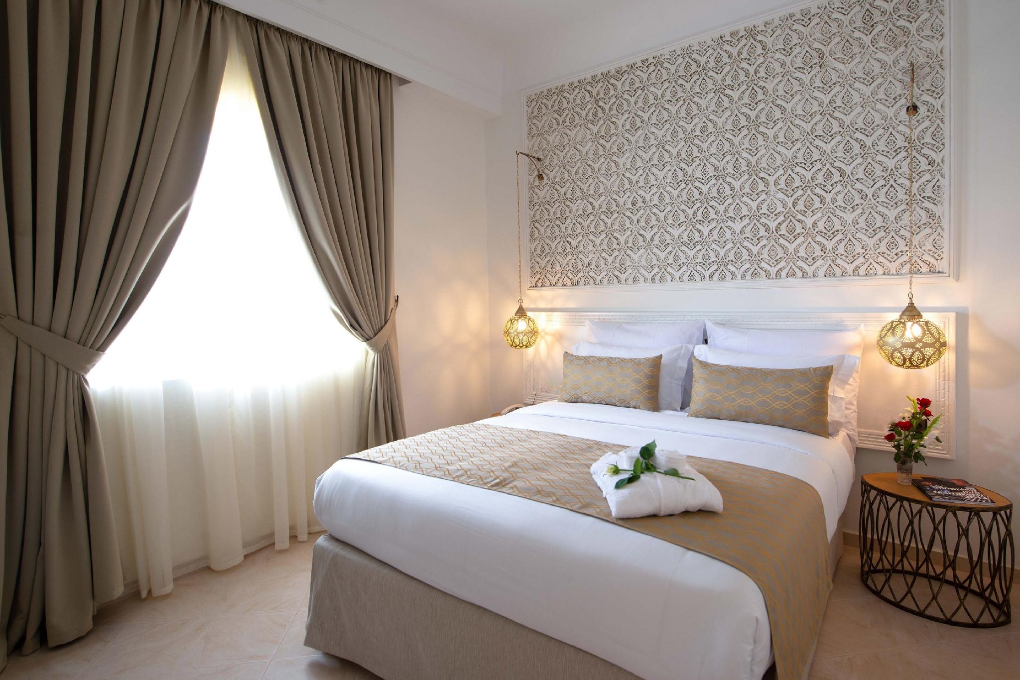 Family, Queen Bed