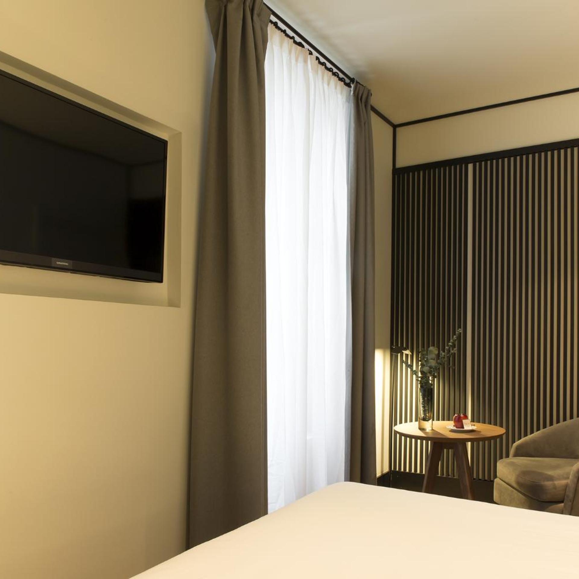 Room, King Bed, ICON Embassy 5/7