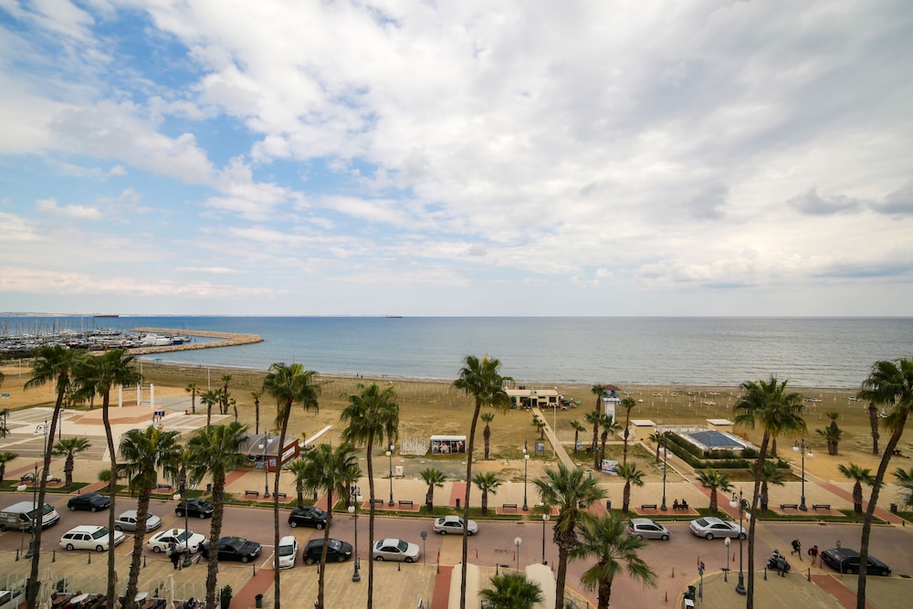 Les Palmiers Beach Hotel 68/69