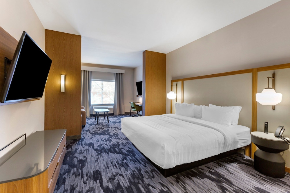 SUITE, KING BED, SOFA