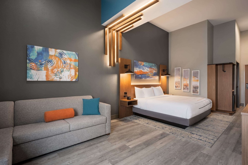 Suite, King Bed 2/5