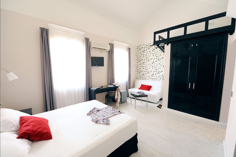 Hostal Domus 19/36