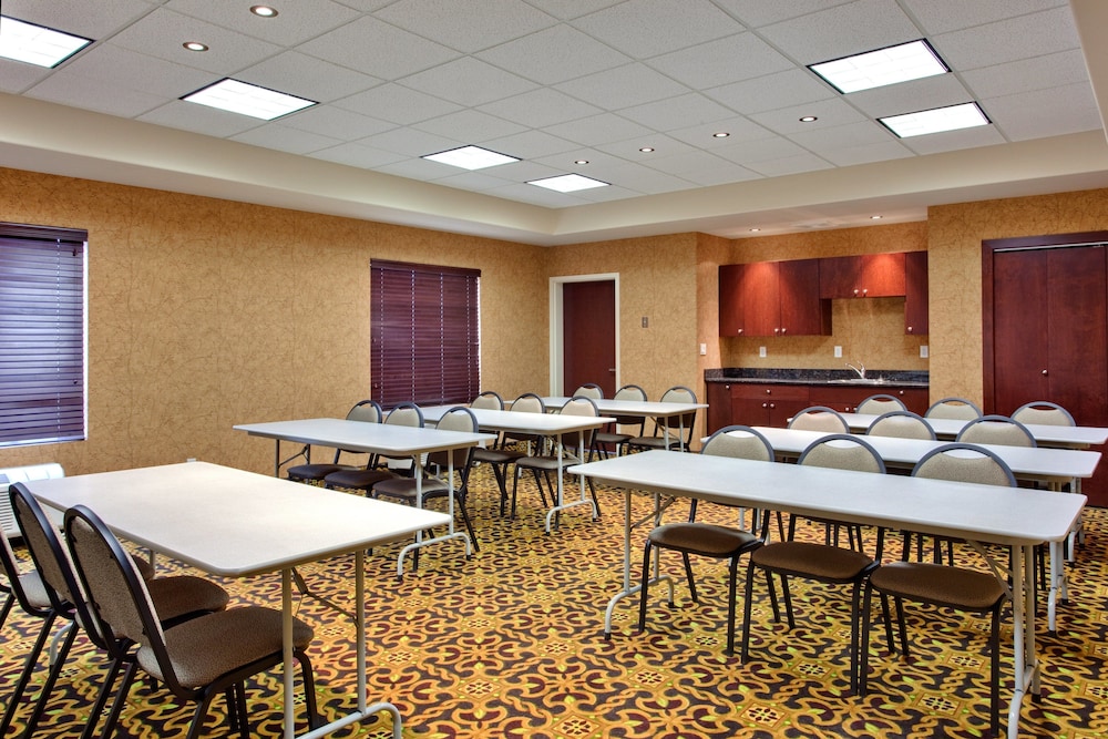 Holiday Inn Express Hotel Suites Whitecourt Southeast 65/78