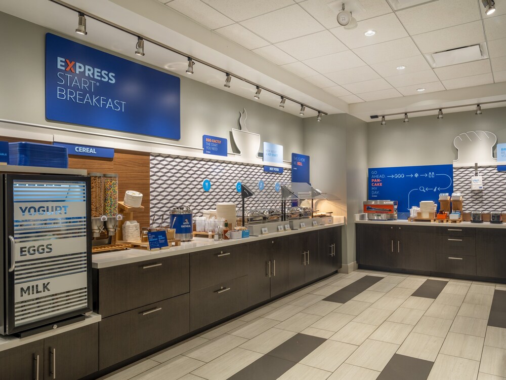 Holiday Inn Express and Suites Watertown 14/74