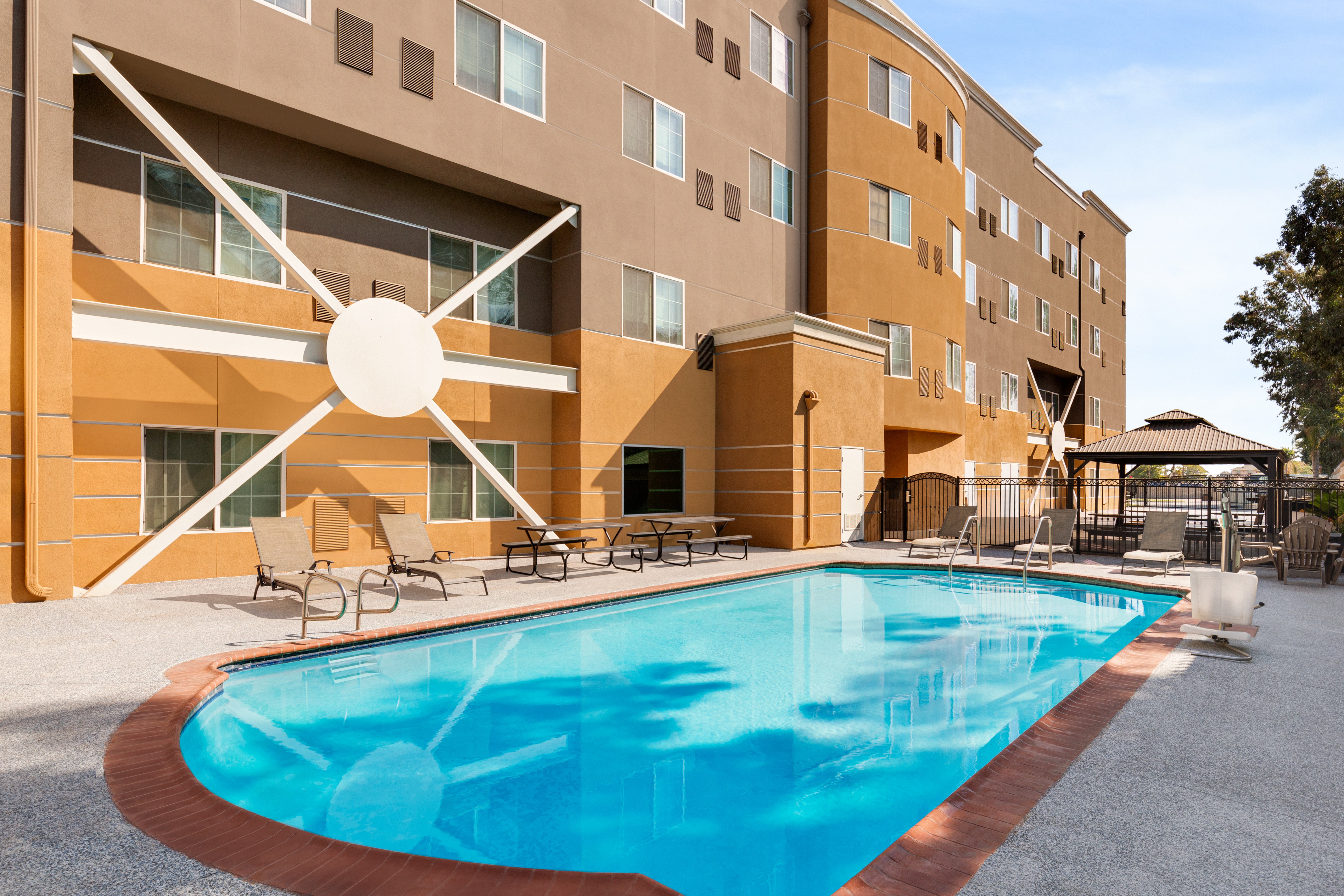Holiday Inn Express Hotel Suites Bakersfield Central 4/71