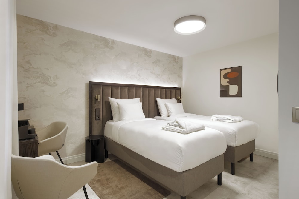 Garden, Twin Beds