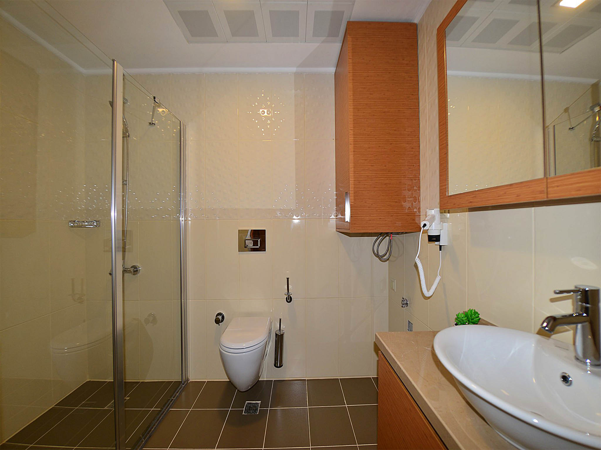 The Suites 97/100
