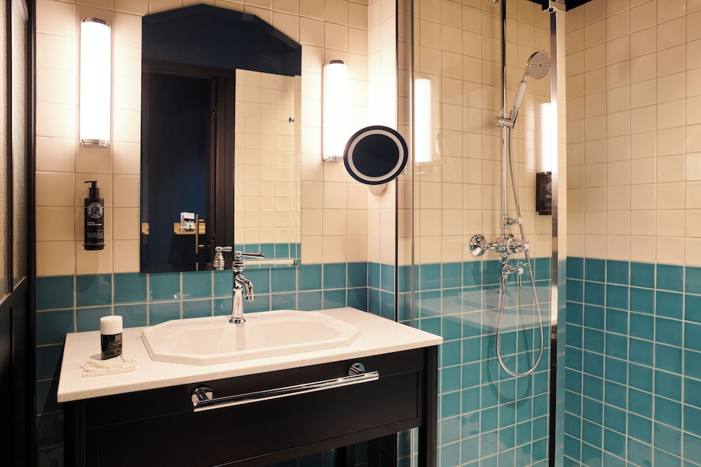 Classic, Double Bed, Square Lodge Hotel La Roche sur Yon - Handwritten Collection 5/5