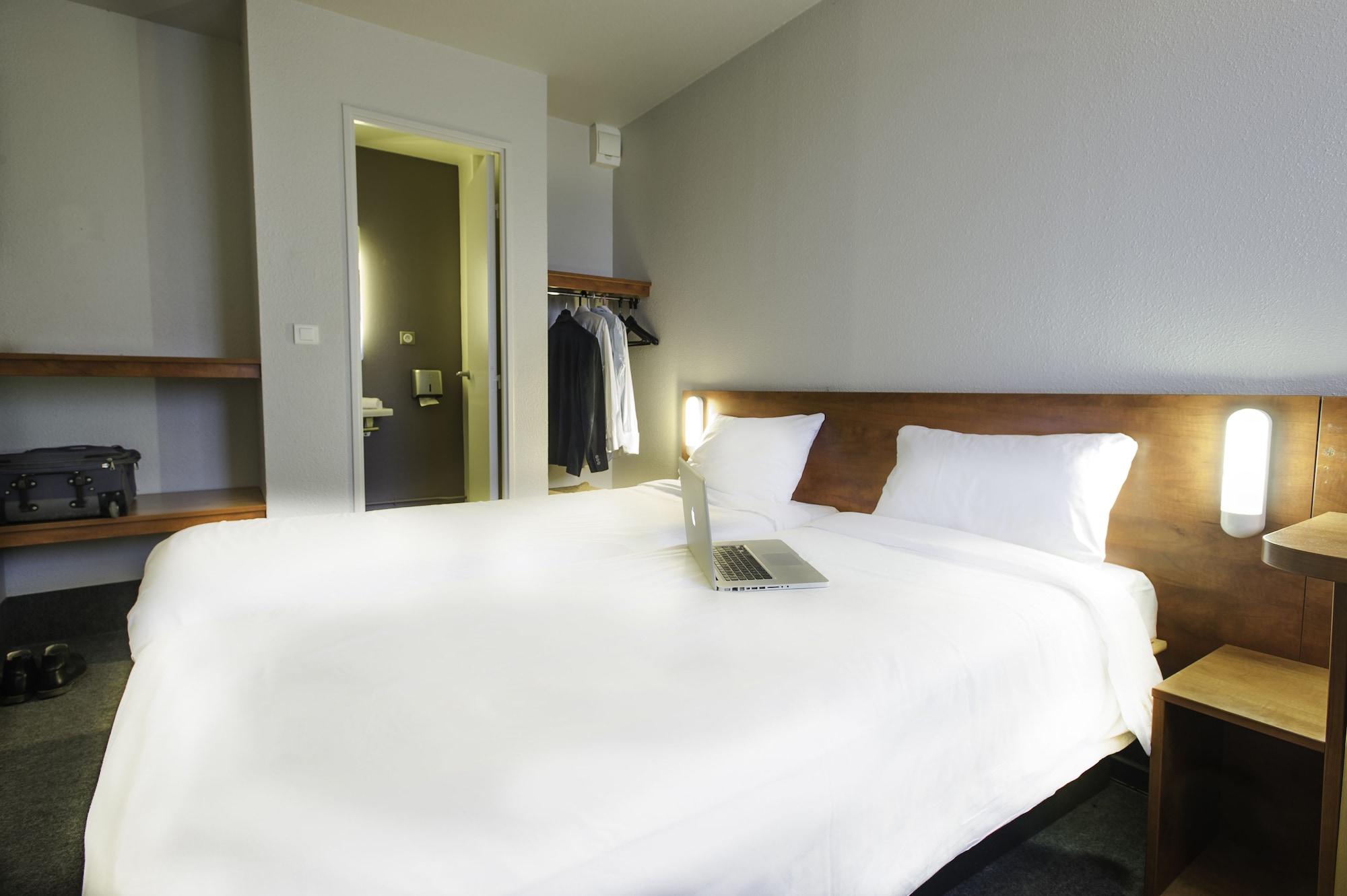 ROOM, TWIN BEDS