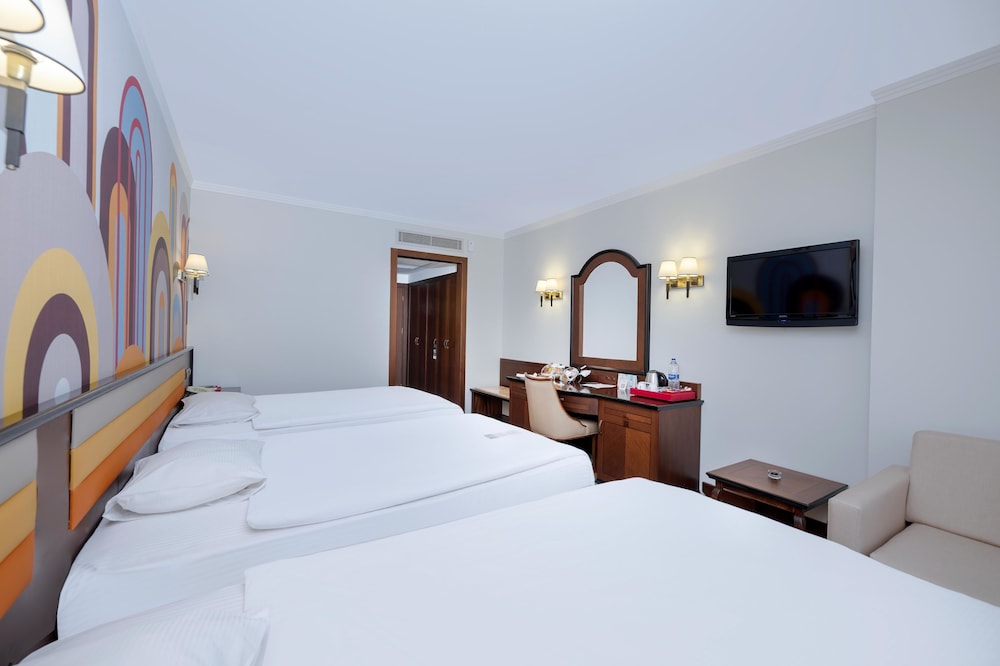 Deluxe, Triple, 1 Queen and 1 Single Bed, City View