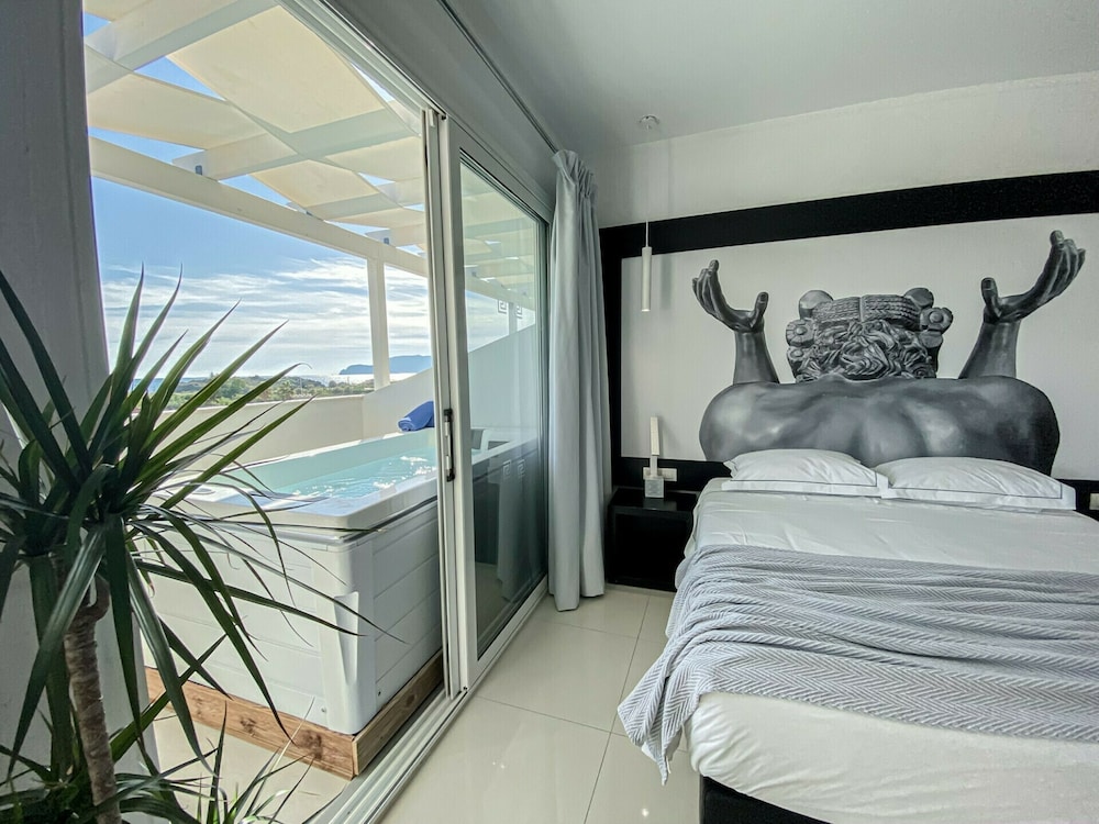 SUPERIOR, SUITE, HOT TUB