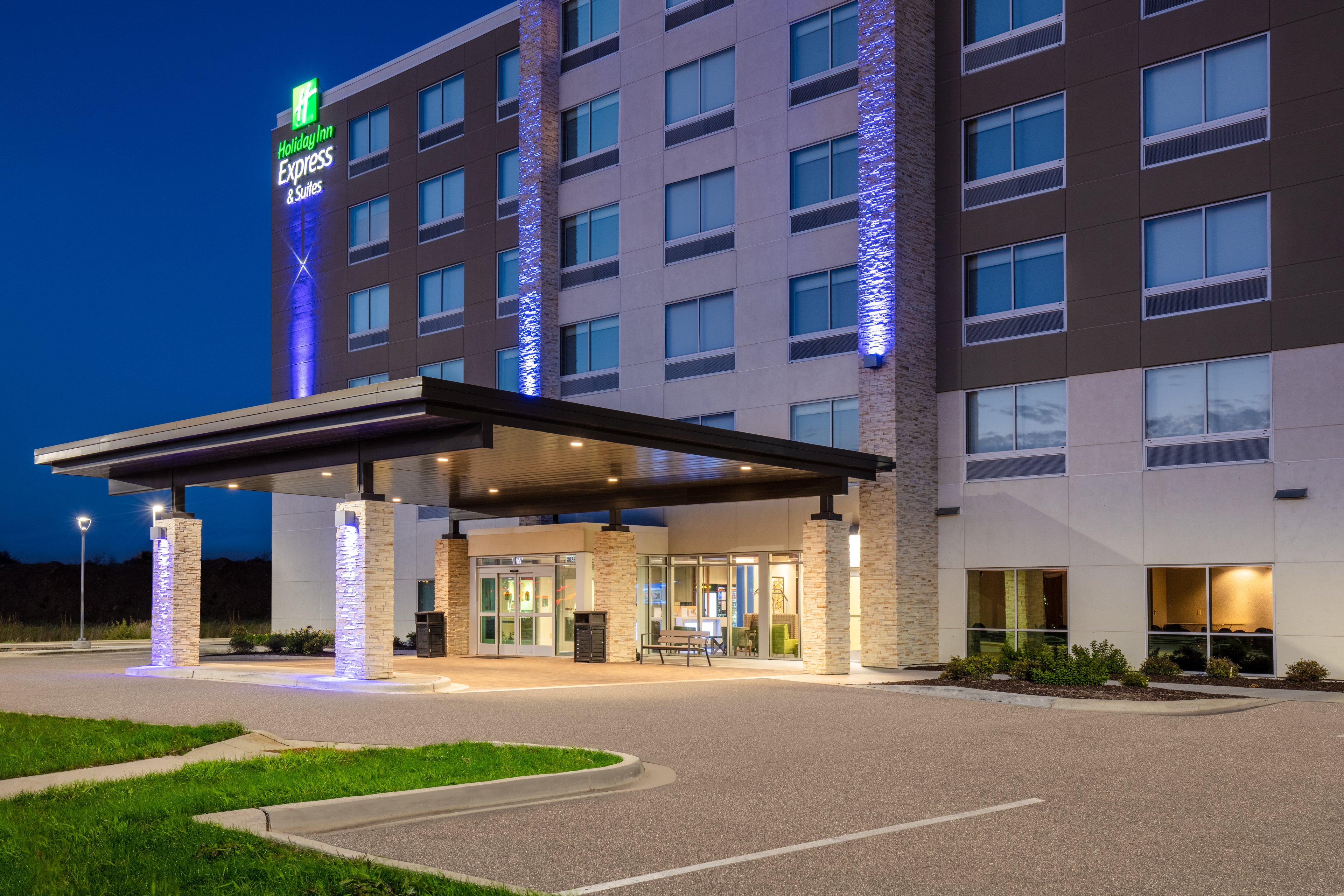 Holiday Inn Express & Suites Beloit 1/38