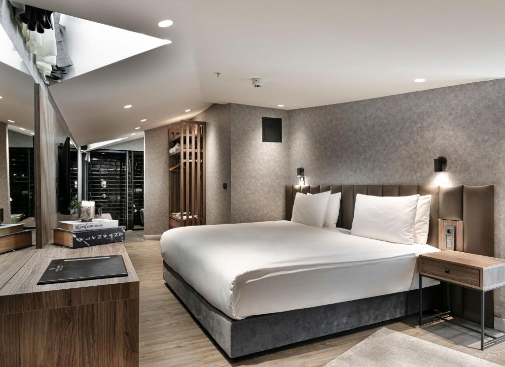 Suite, City View