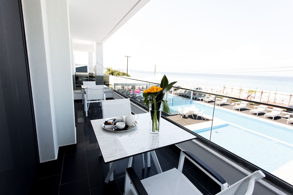 Crystal Villas & Suites 24/39