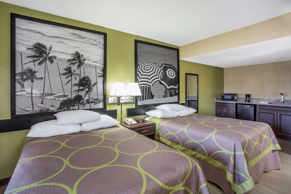Super 8 By Wyndham Sarasota Near Siesta Key 12/29