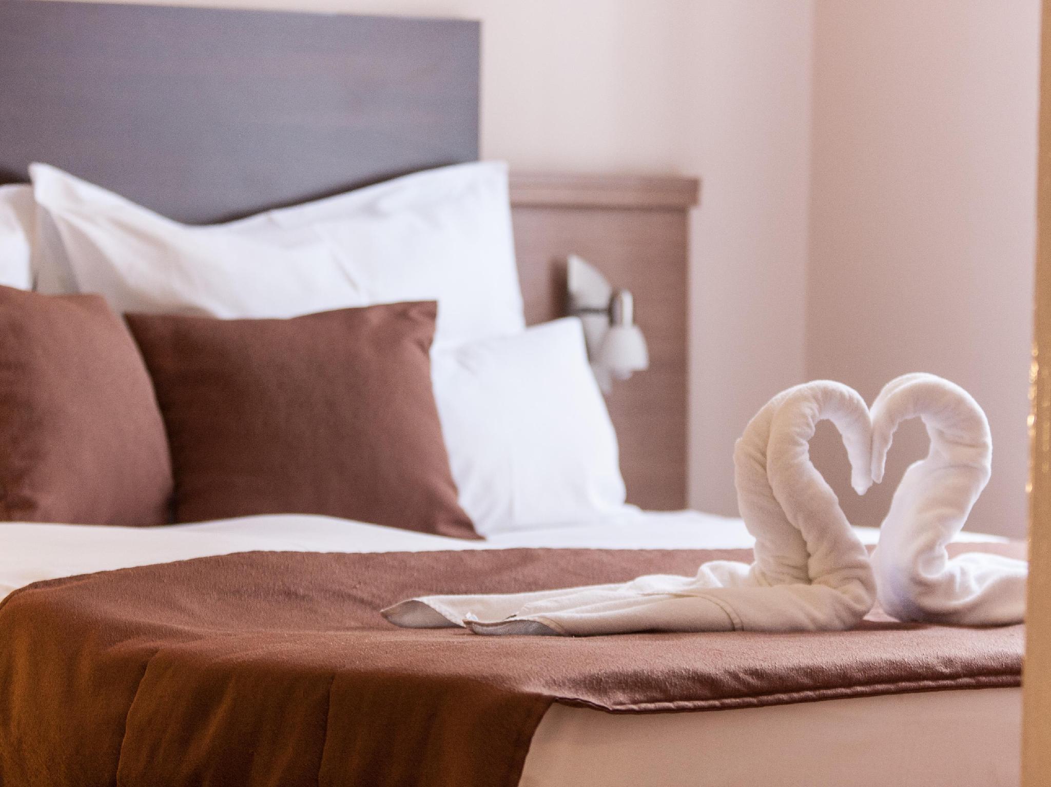 BUDGET, DOUBLE OR TWIN BED