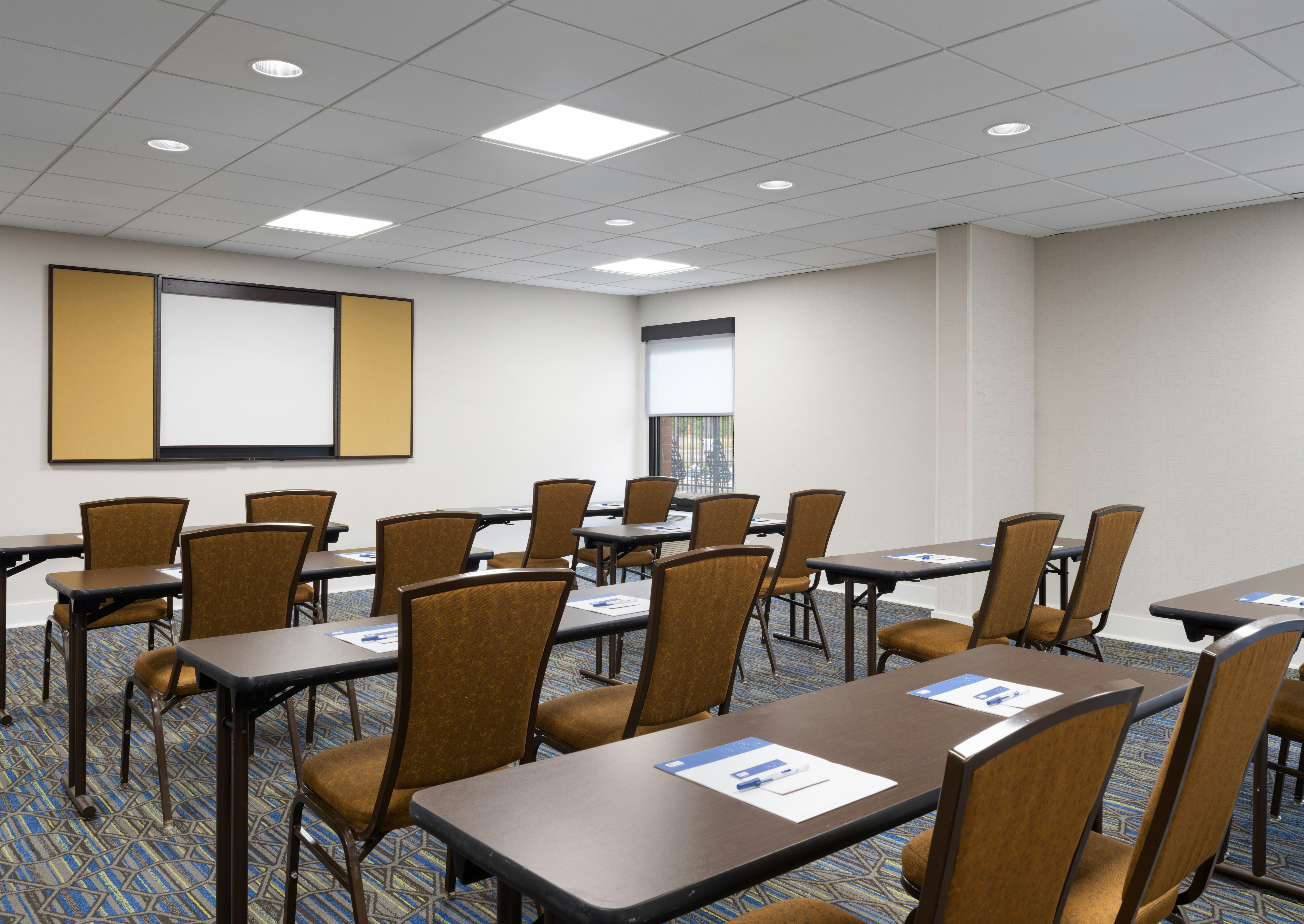 Holiday Inn Express Indianapolis Airport 70/80