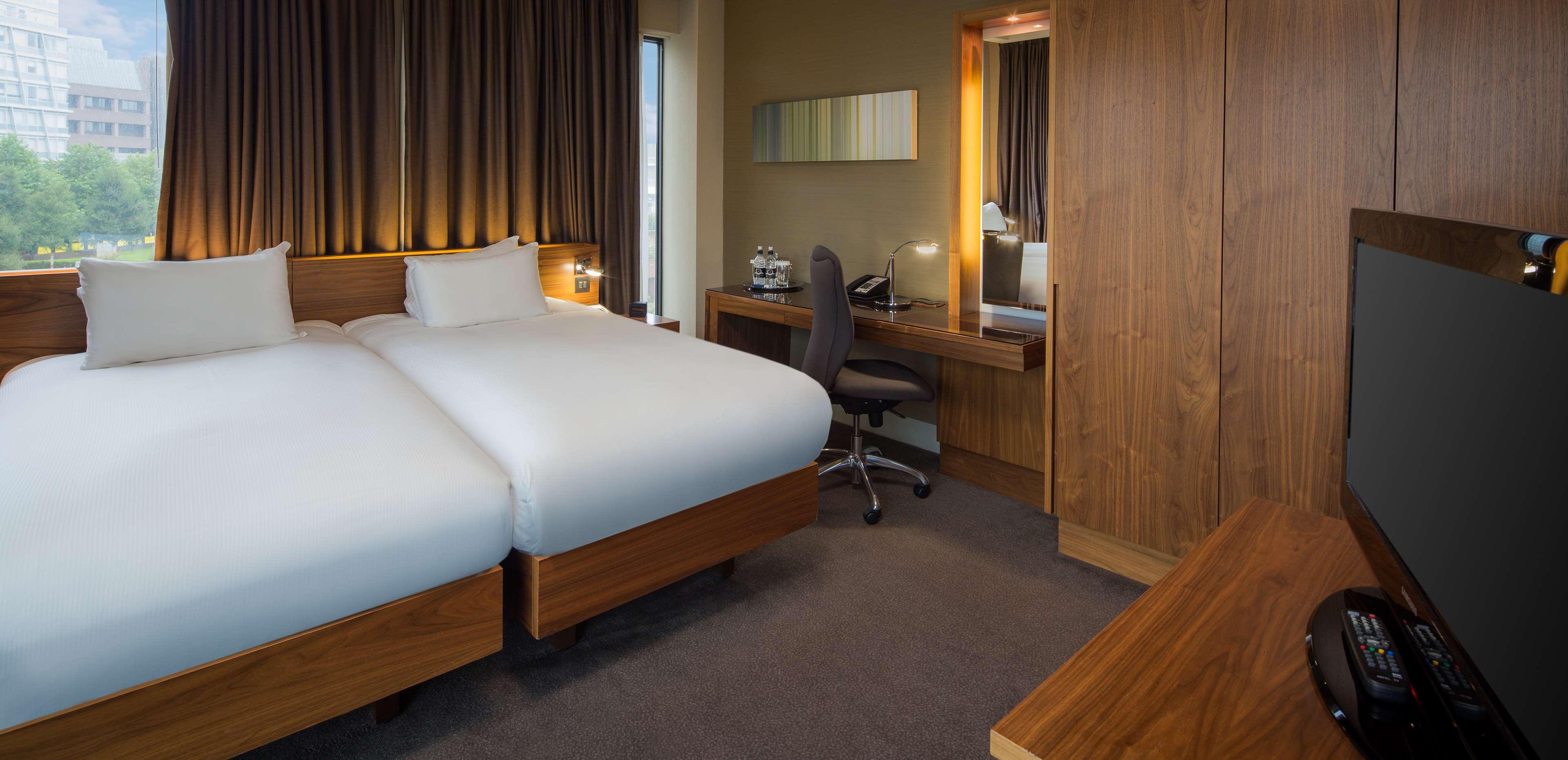 EXECUTIVE, TWIN BEDS