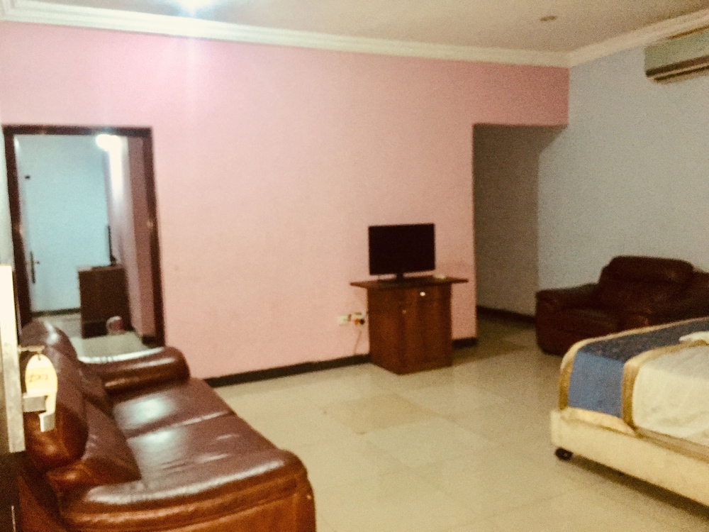 HOME INN HOTEL AND SUITES 12/33